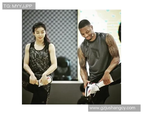 足球球星身穿西服尽显绅士风范 与伙伴们合影展示魅力与优雅